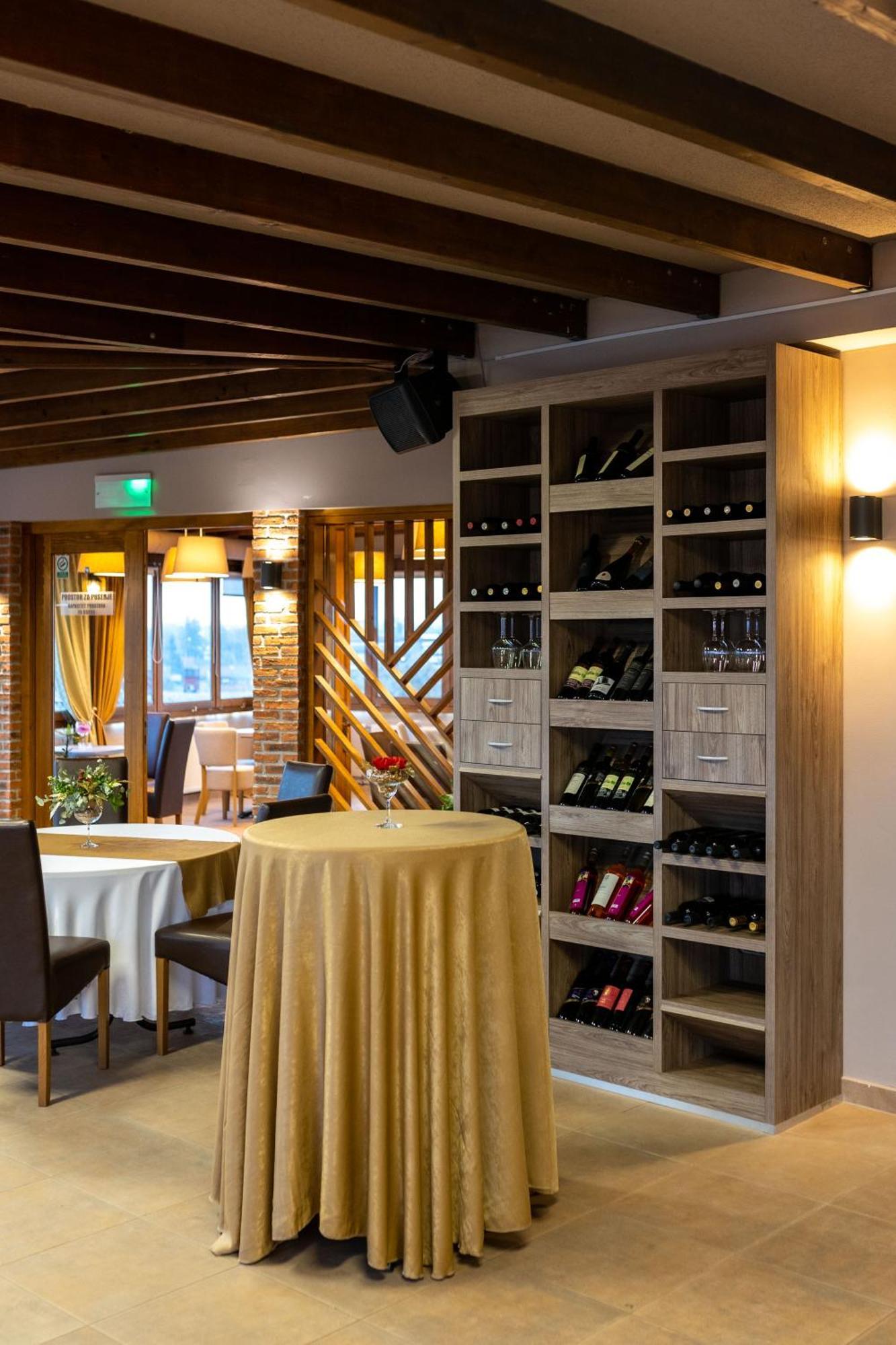 Art Hotel สลาวอนสกีบรอด ภายนอก รูปภาพ