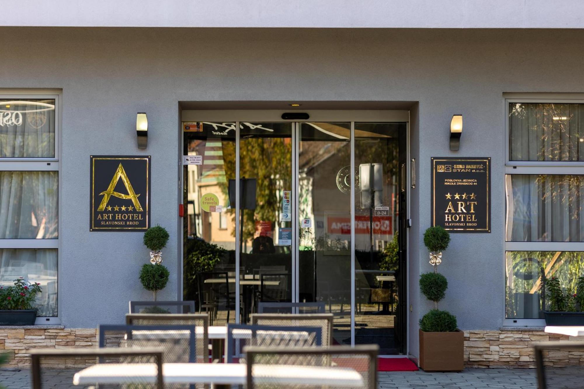 Art Hotel สลาวอนสกีบรอด ภายนอก รูปภาพ
